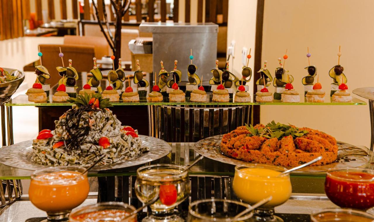 Oryx Hotel Aqaba Luaran gambar A selection of canapés