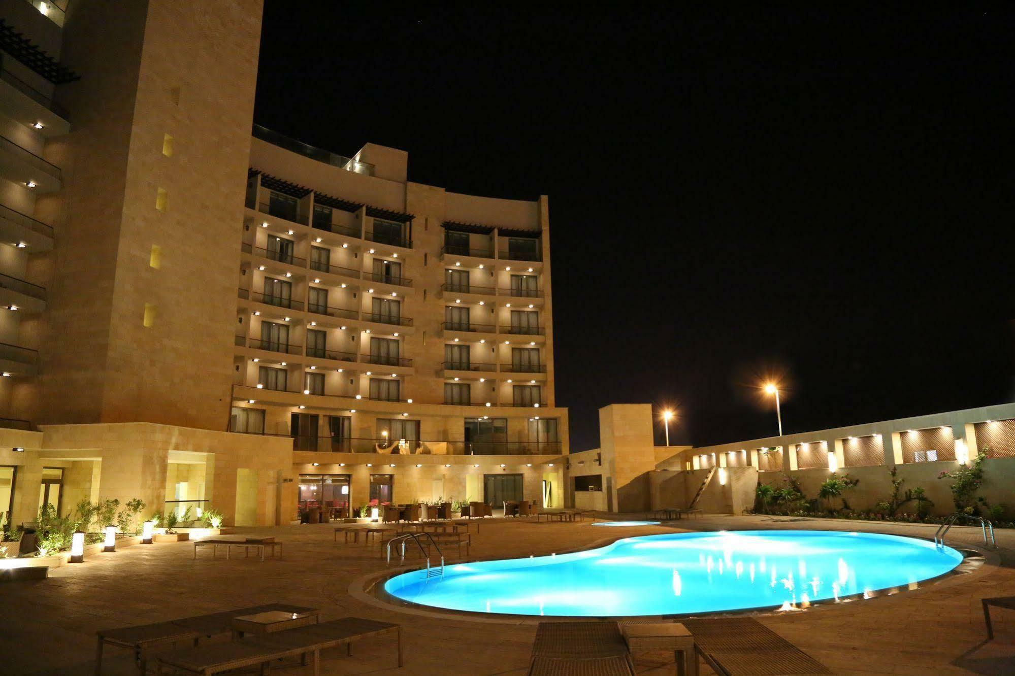 Oryx Hotel Aqaba Luaran gambar The pool at the Grand Hotel